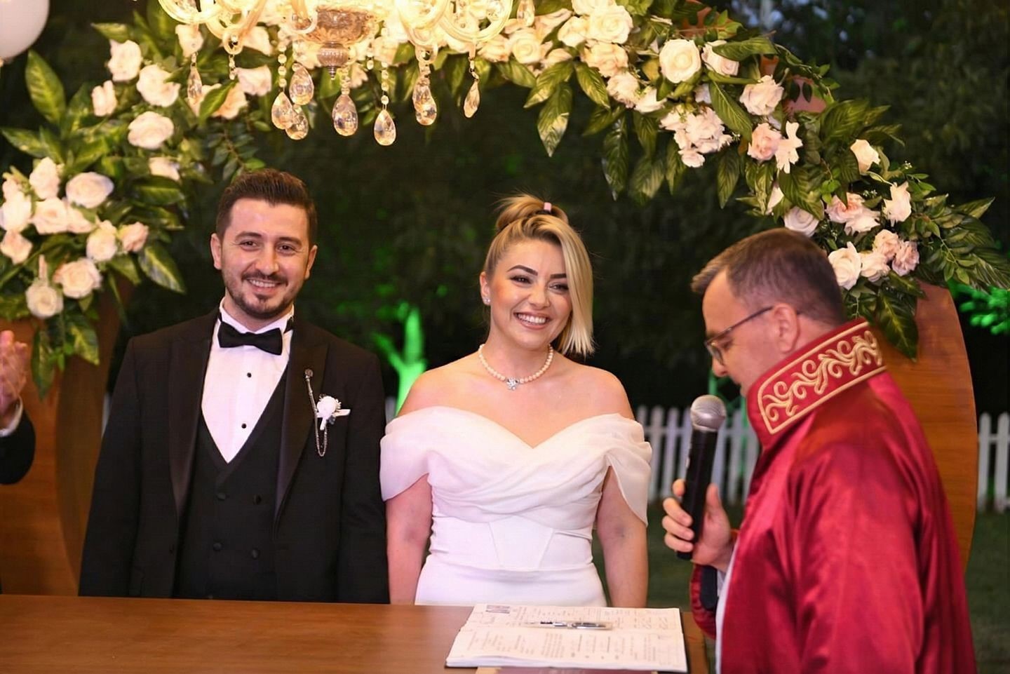 Altıeylül’de yeni evlenecek çiftelere 10 bin TL destek
Altıeylül’de yeni evlenecek çiftelere 10 bin TL destek