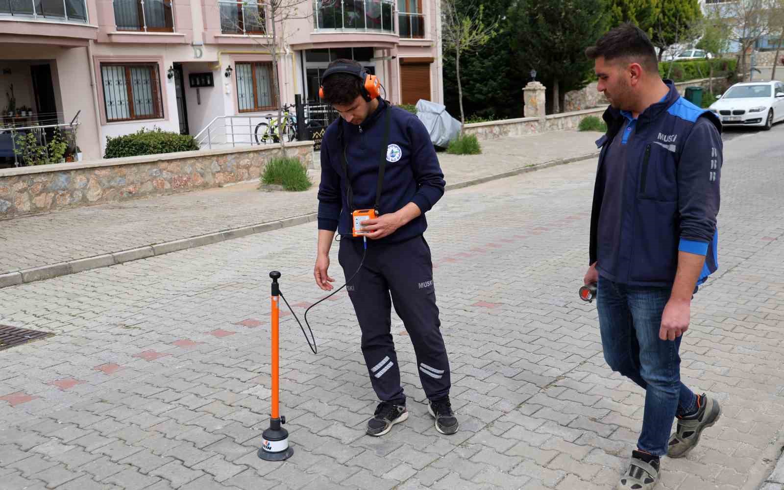 Altın değil, su kaçağı arıyorlar
