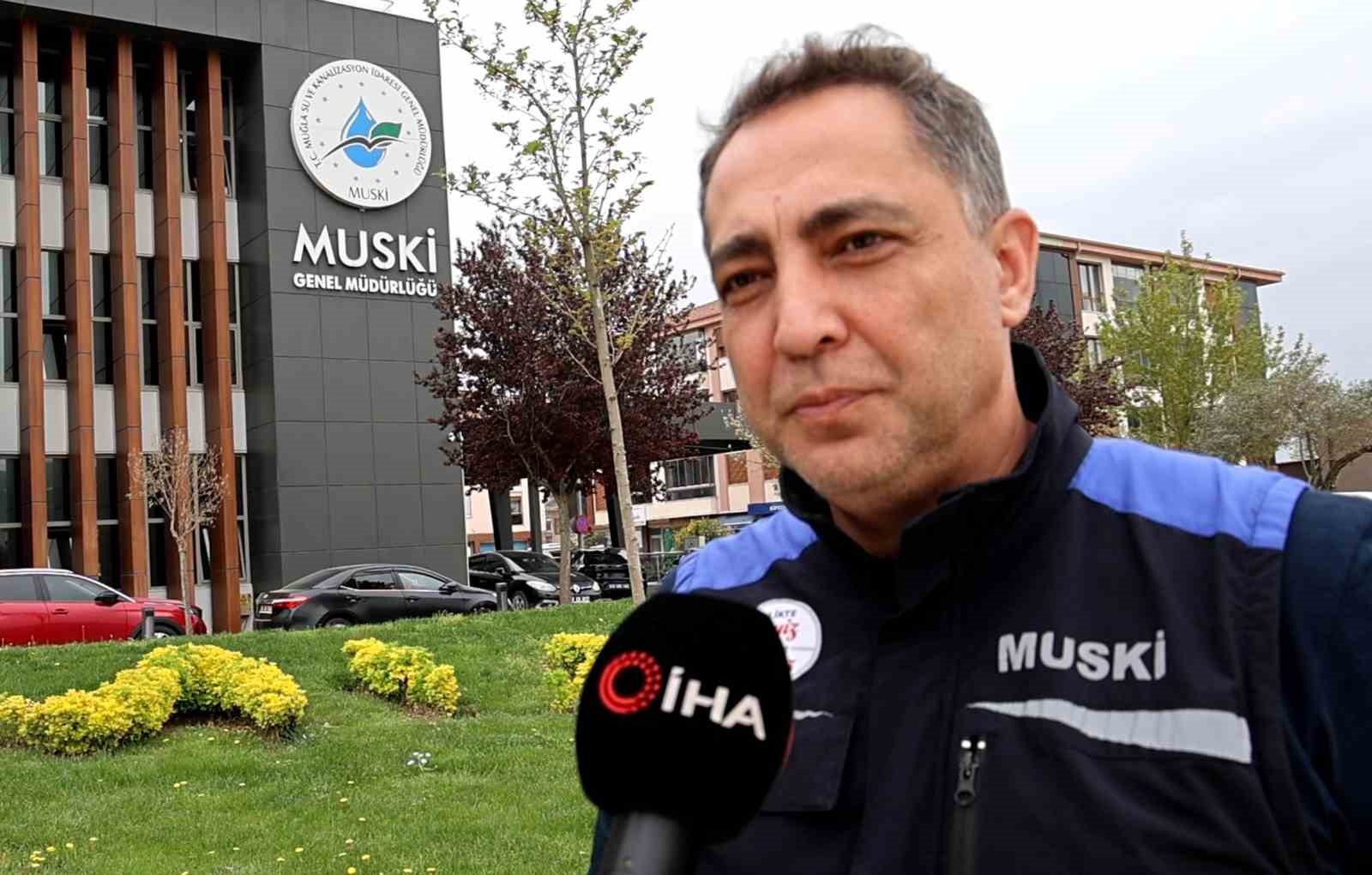 Altın değil, su kaçağı arıyorlar
