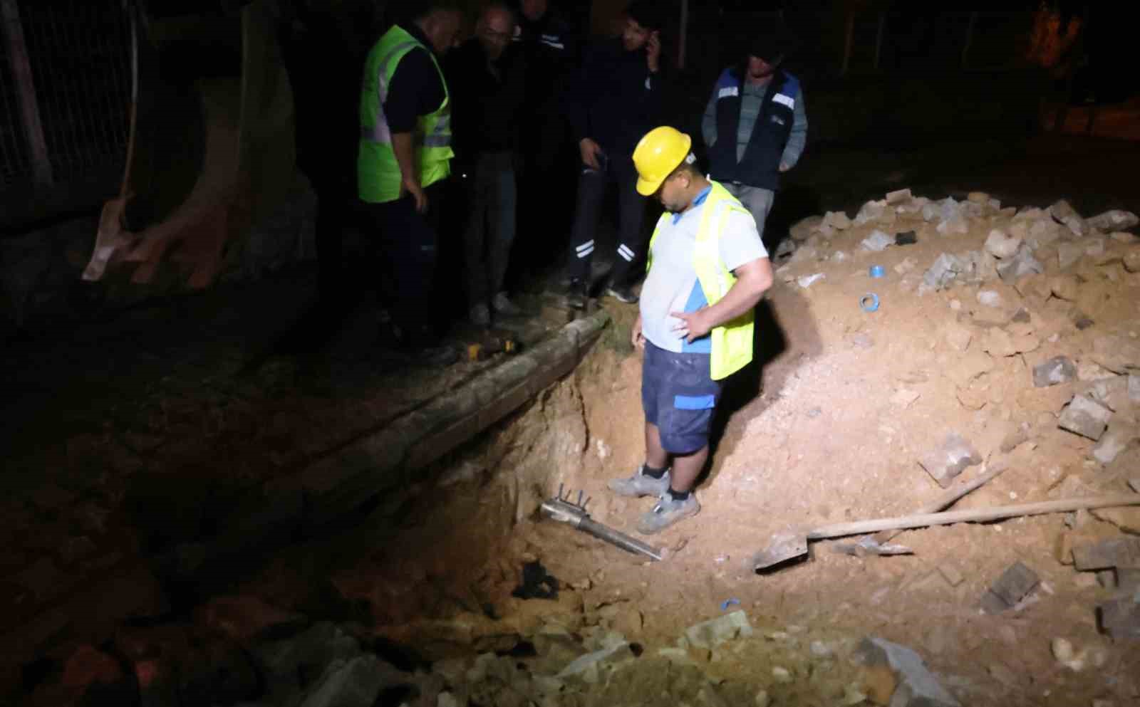 Altın değil, su kaçağı arıyorlar
