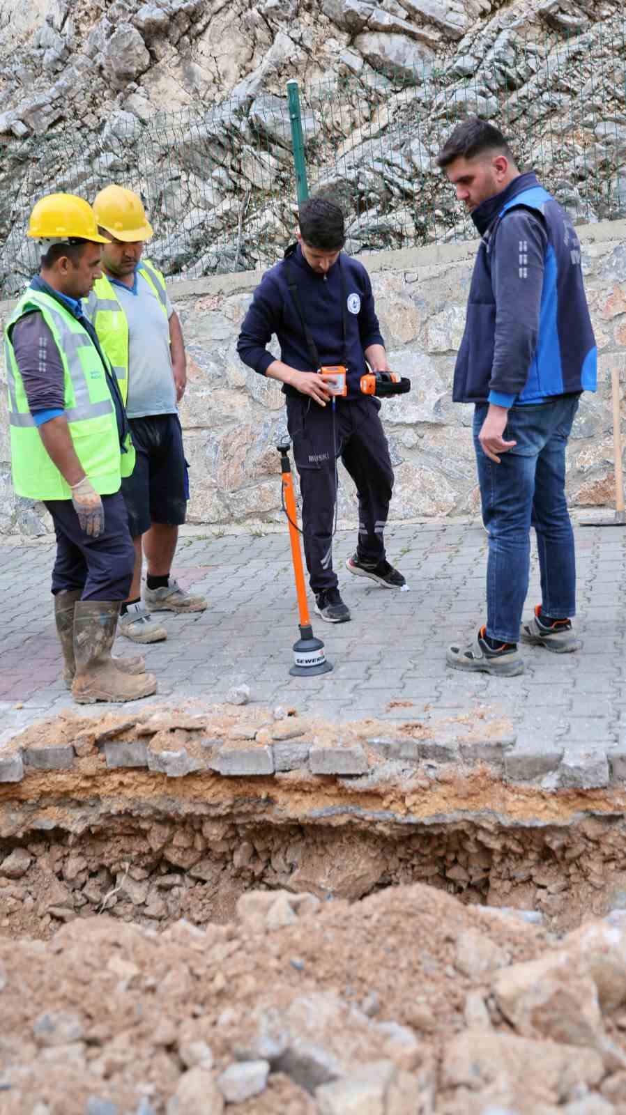 Altın değil, su kaçağı arıyorlar
