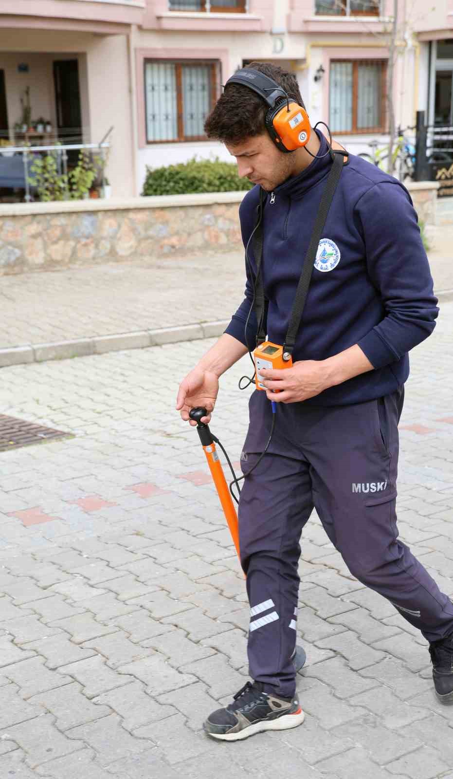 Altın değil, su kaçağı arıyorlar
