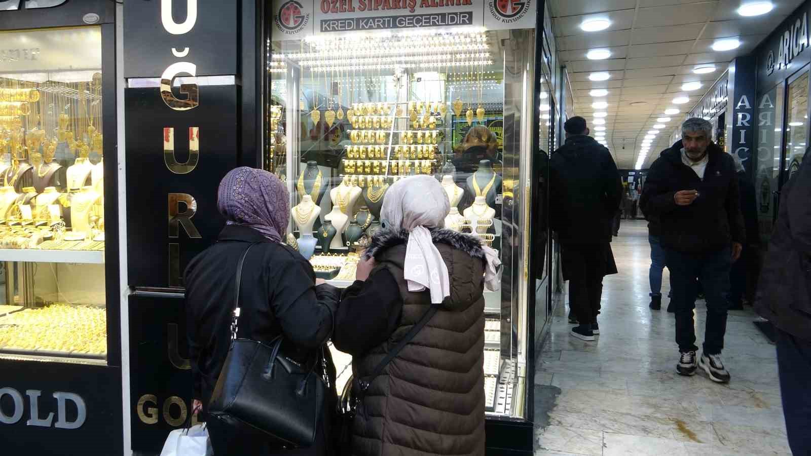 Altın fiyatları düştü, vatandaş kuyumculara akın etti
