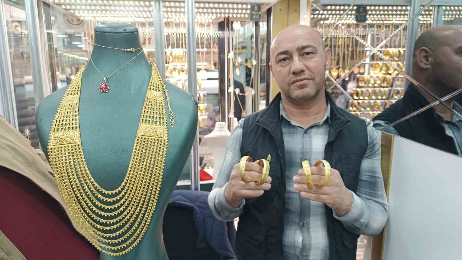 Altın fiyatları düştü, vatandaş kuyumculara akın etti
