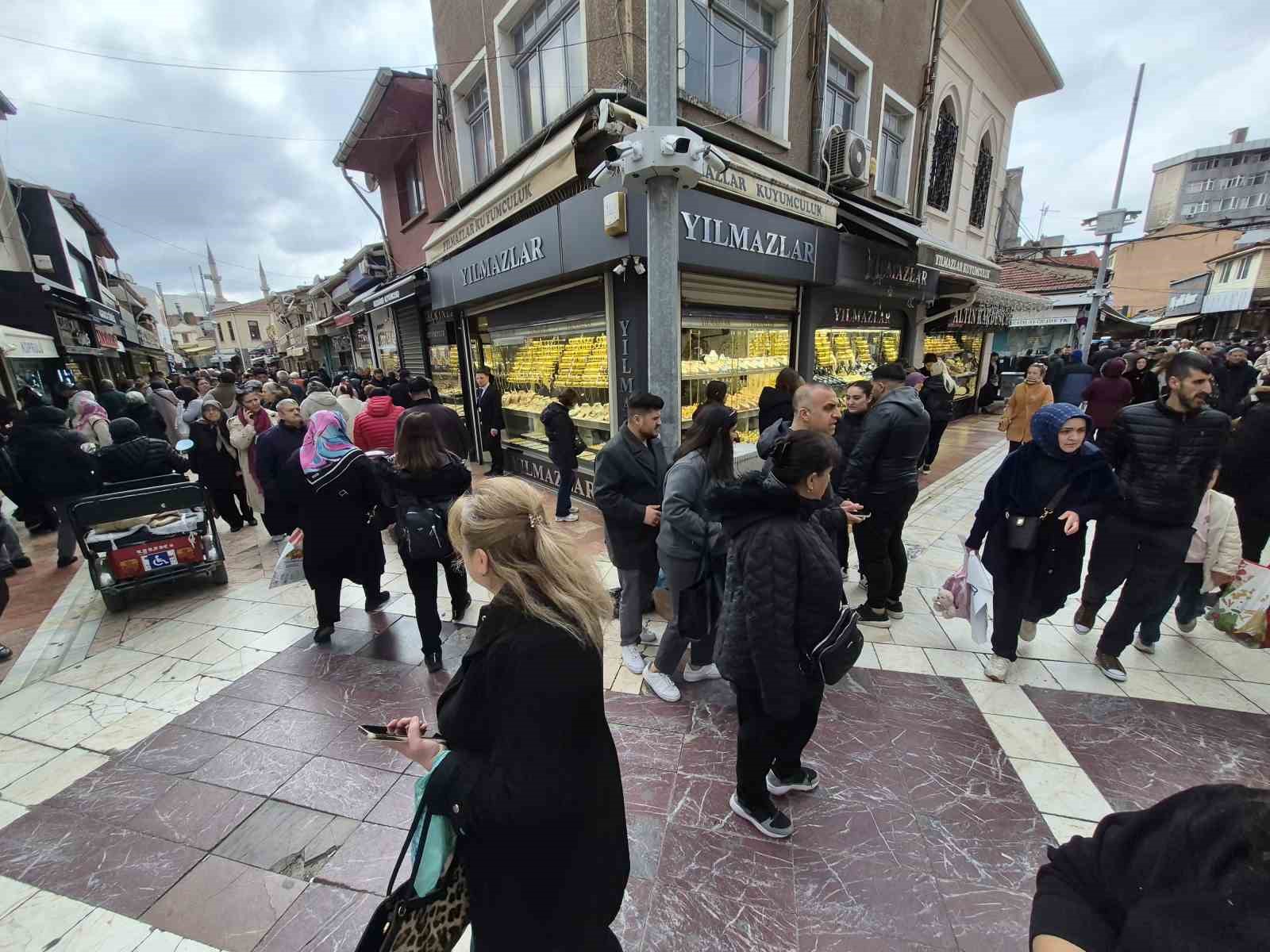 Altın fiyatları düşünce vatandaşlar kuyumculara akın etti
