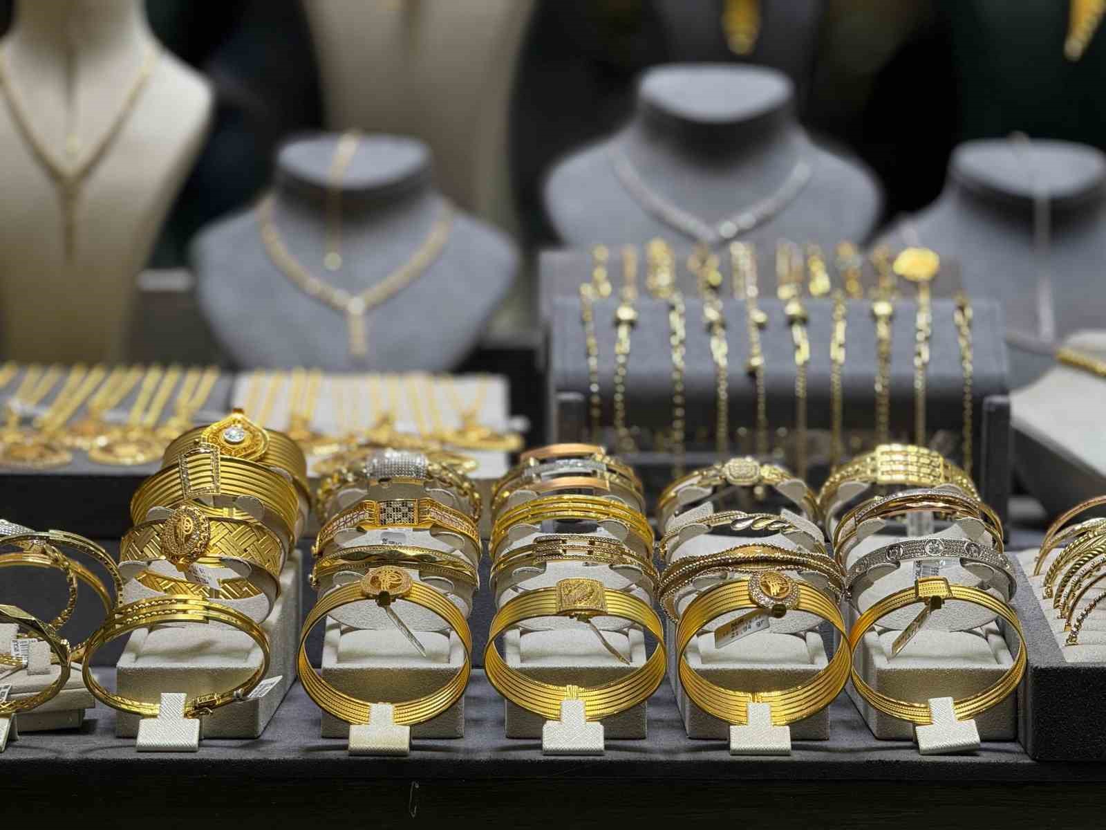 Altın fiyatlarında dalgalanma
Altın fiyatlarında dalgalanma