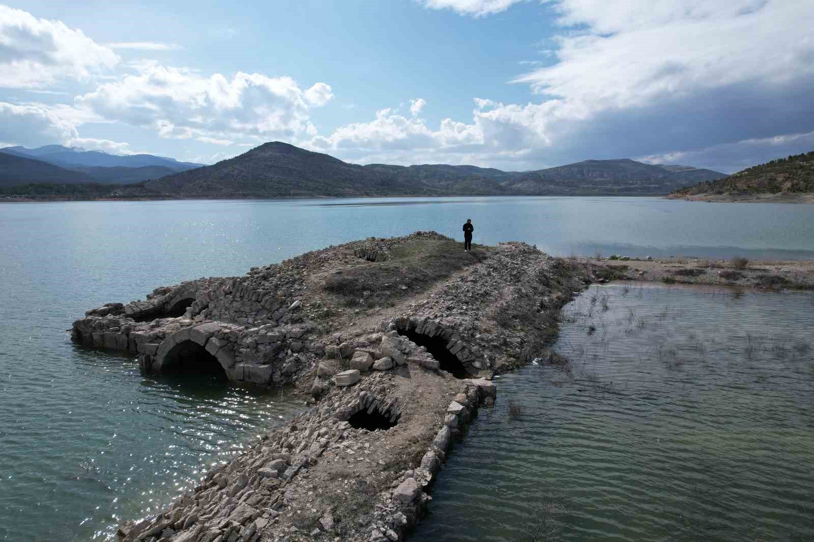 Altınapa Barajı’nda su seviyesi arttı, tarihi hanın bir kısmı yeniden sular altında kaldı
