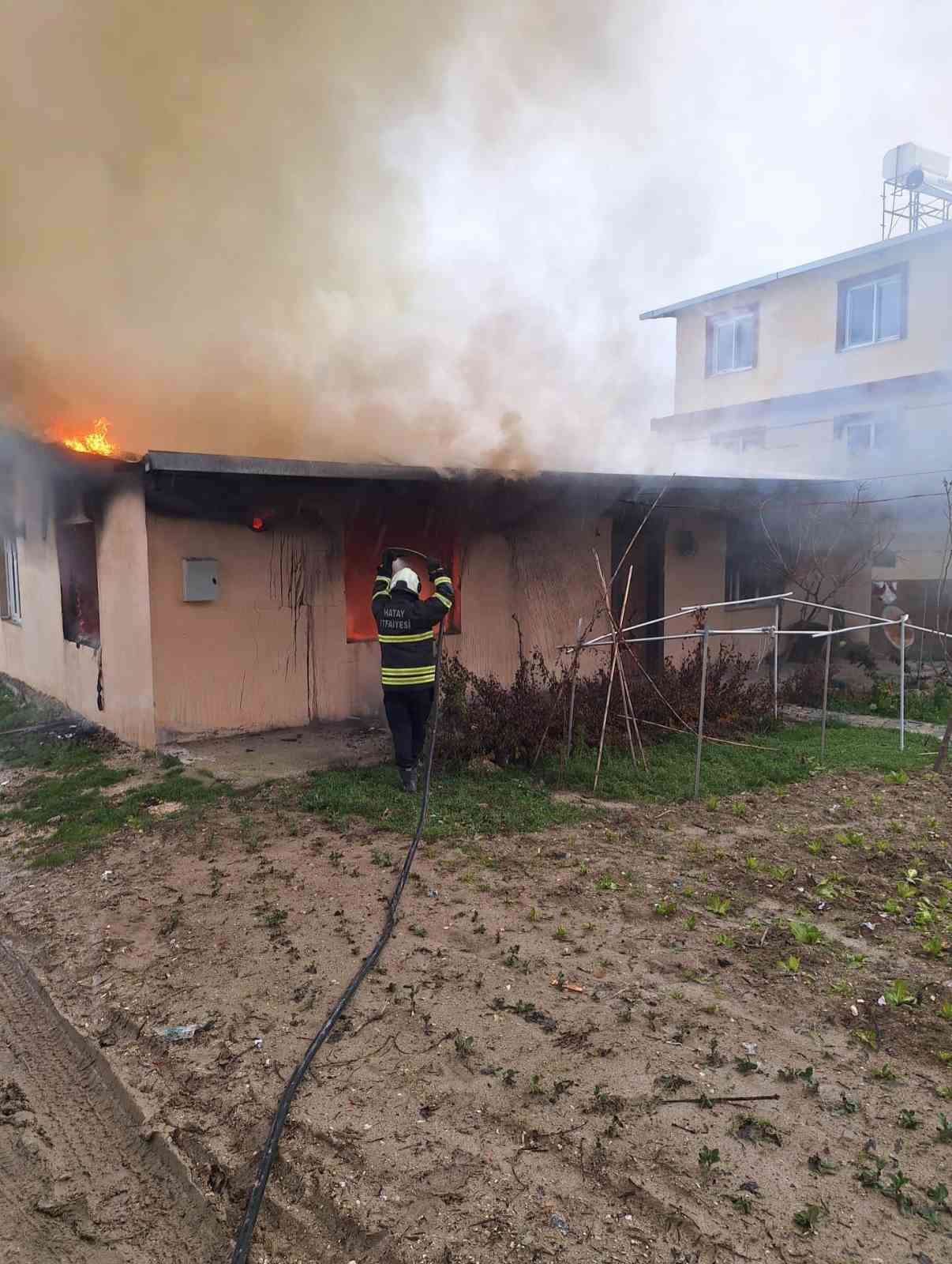 Altınözü’nde ev yangını
