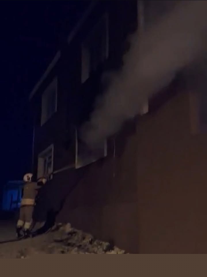 Altınözü’nde evden alevler yükseldi
