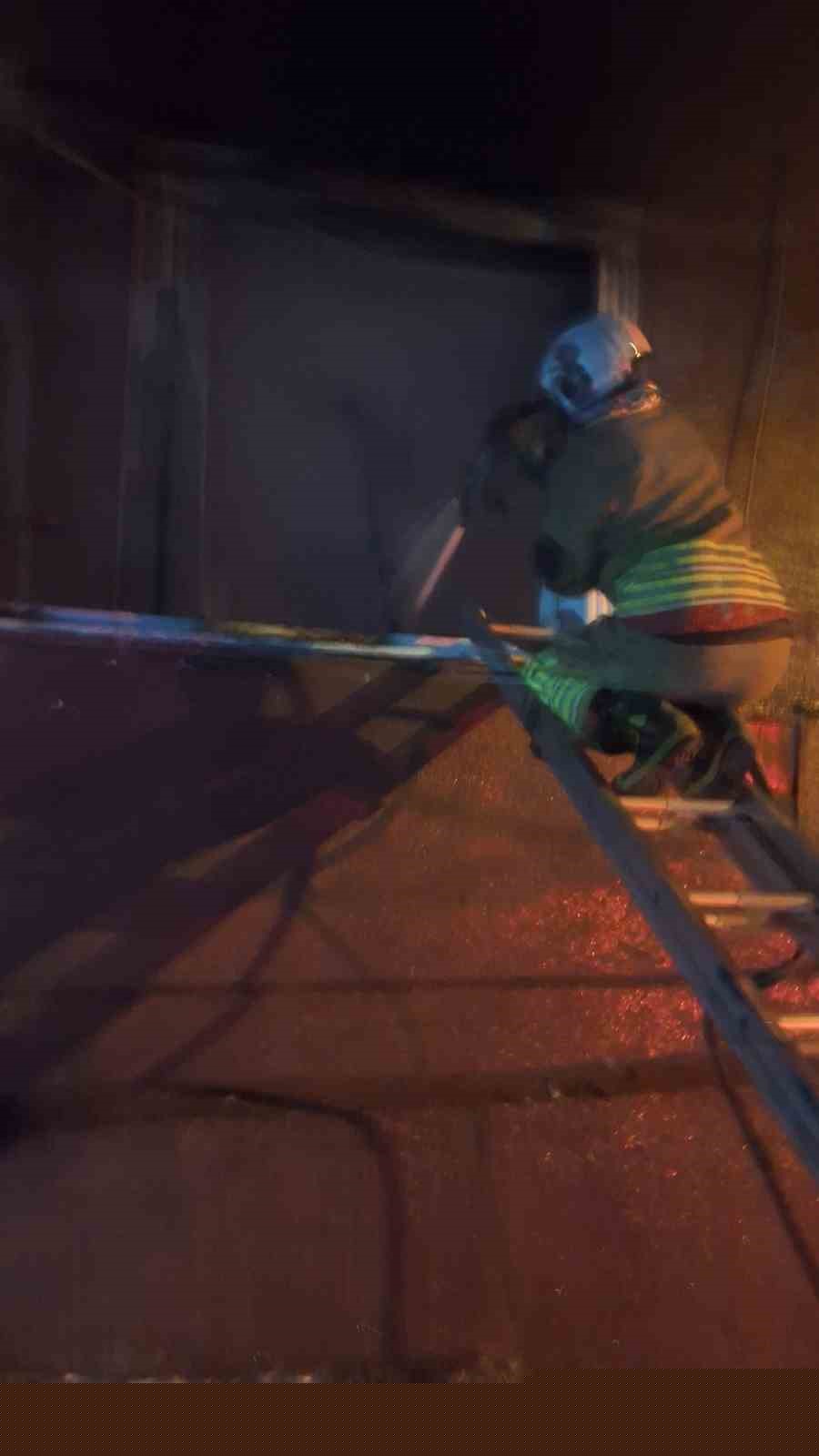 Altınözü’nde evden alevler yükseldi
