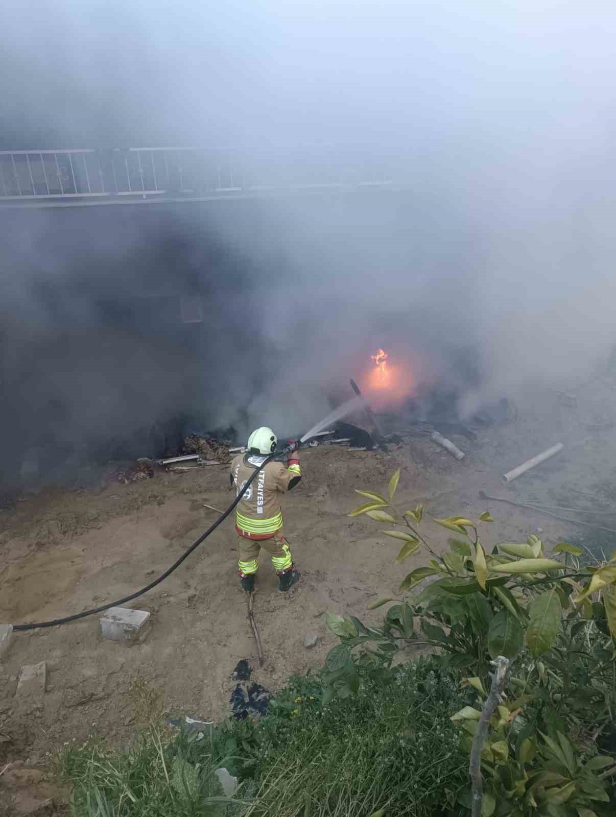 Altınözü’nde odunluk yangını
