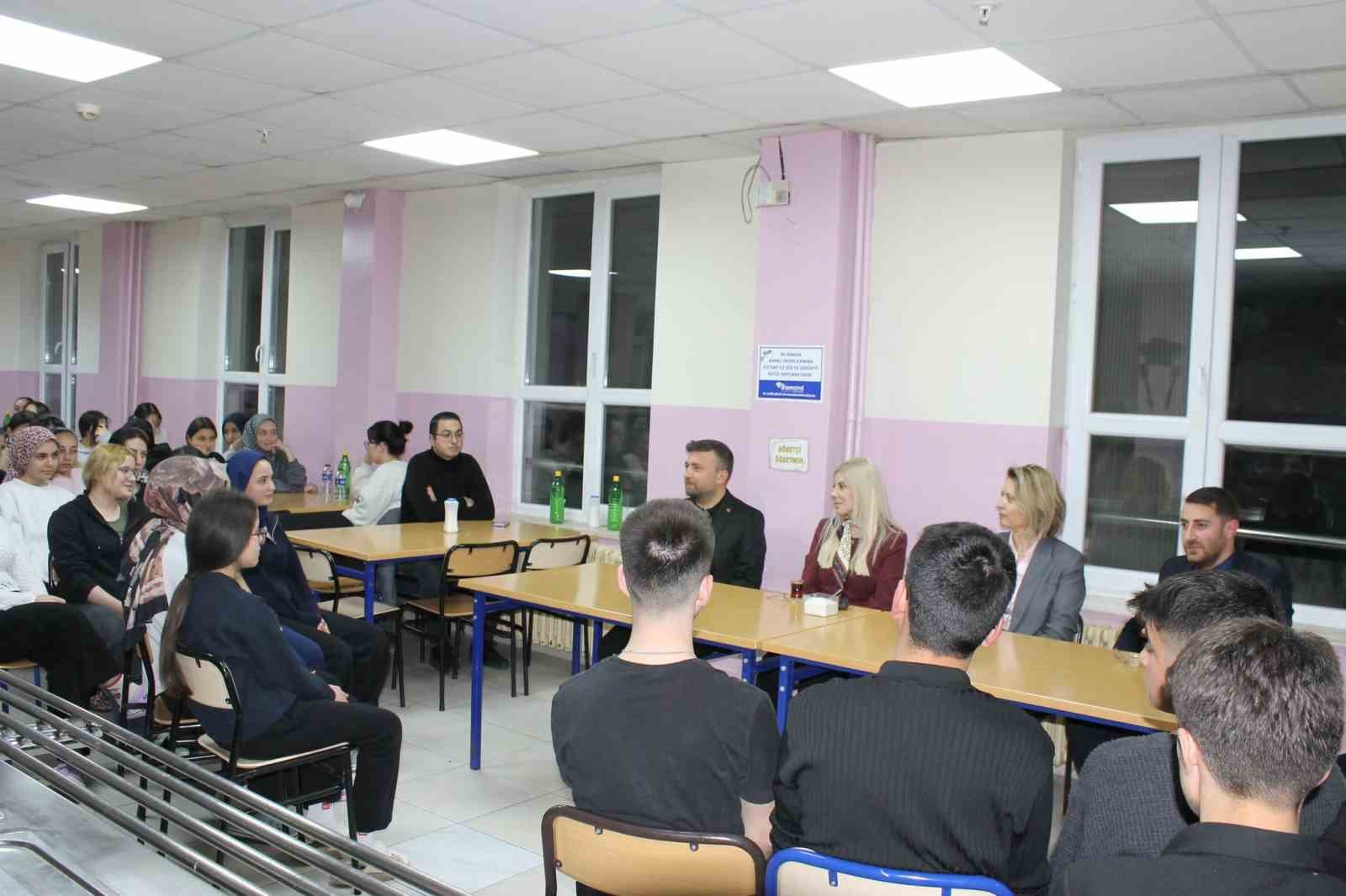 Altıntaş Kaymakamı Ayşegül Yıldırım öğrencilerle iftarda buluştu

