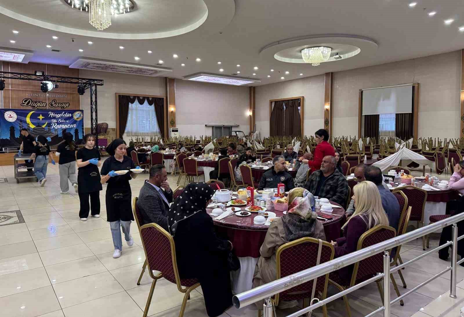 Altıntaş Kaymakamı Ayşegül Yıldırım, vatandaşlarla iftar sofrasında buluştu
