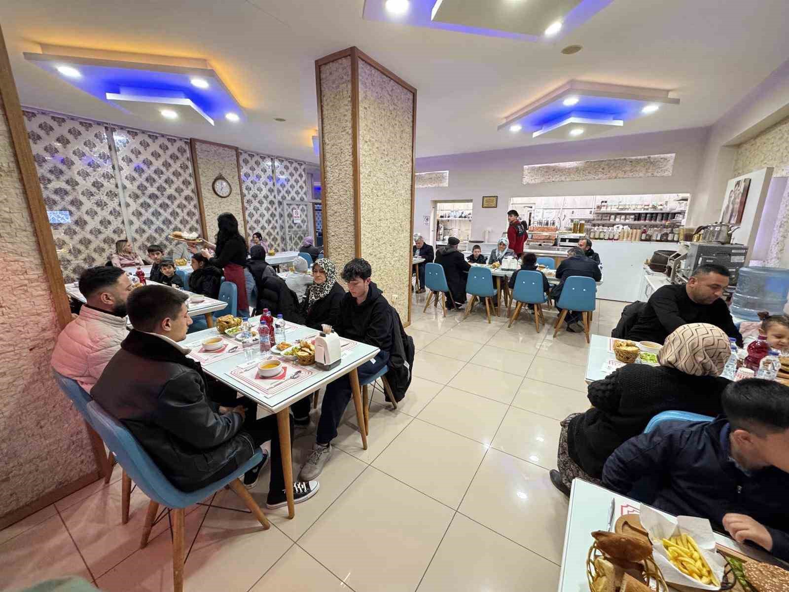 Altıntaş Kaymakamı Yıldırım, çocuklarla iftar programında bir araya geldi
