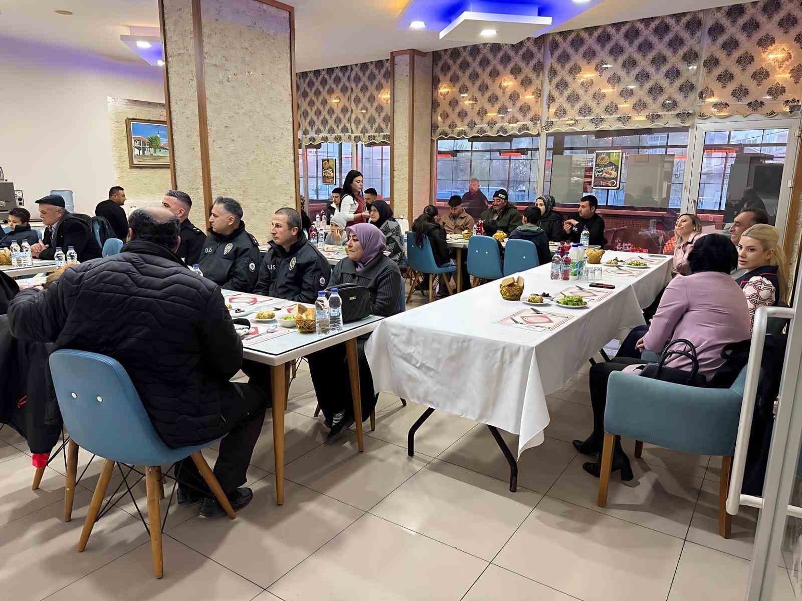 Altıntaş Kaymakamı Yıldırım, çocuklarla iftar programında bir araya geldi
