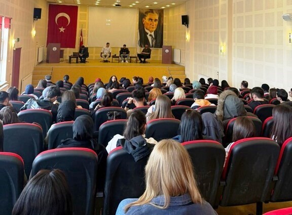 Altıntaş MYO’da genç çiftçi fenomenler öğrencilerle buluştu
