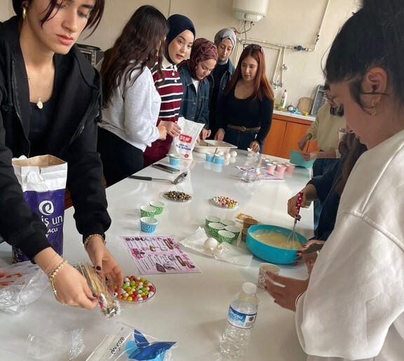 Altıntaş MYO’da Mini Kek Atölyesi düzenlendi
