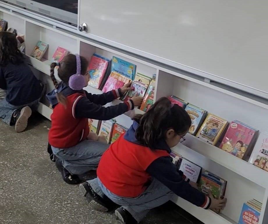 Altıntaş Zafer İlkokulu’nda sınıflara kitaplık kazandırıldı
