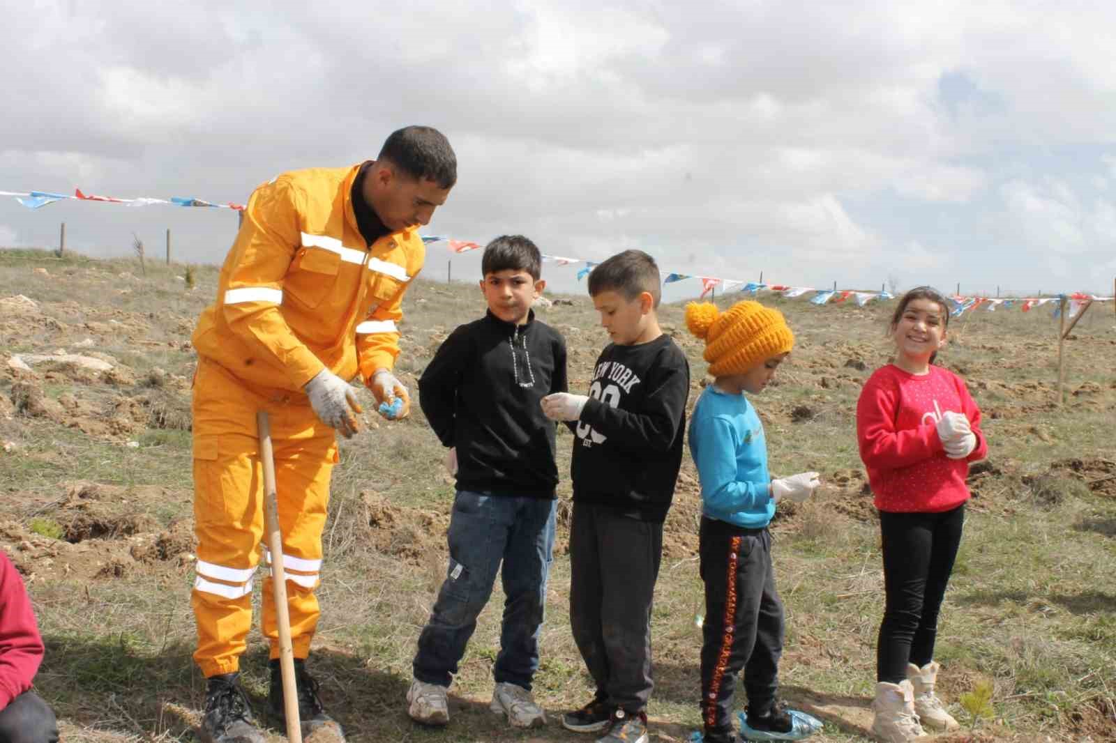 Altıntaş’ta ağaç dikme etkinliğinde fidanlar toprakla buluştu
