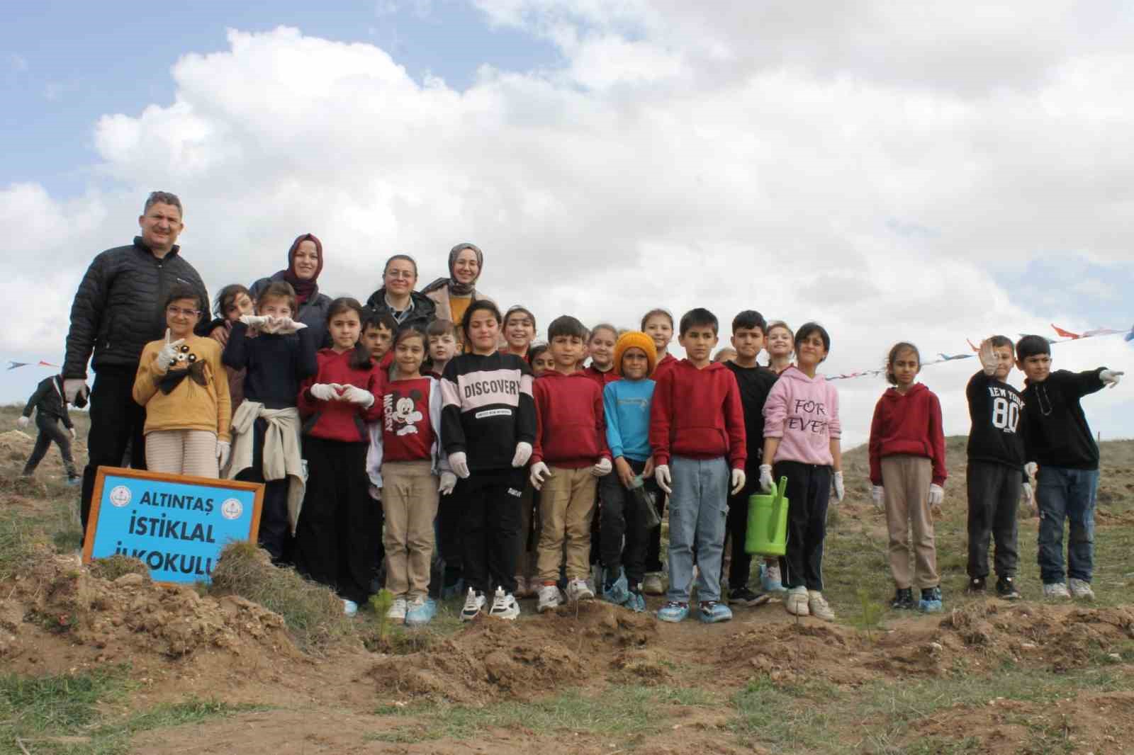 Altıntaş’ta ağaç dikme etkinliğinde fidanlar toprakla buluştu
