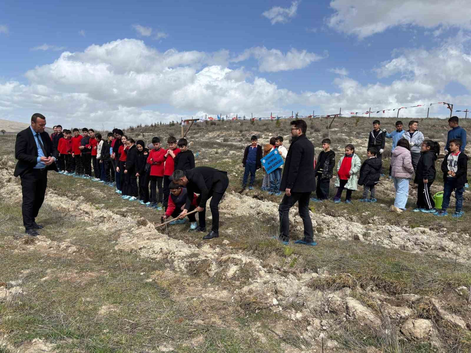 Altıntaş’ta ağaç dikme etkinliğinde fidanlar toprakla buluştu
