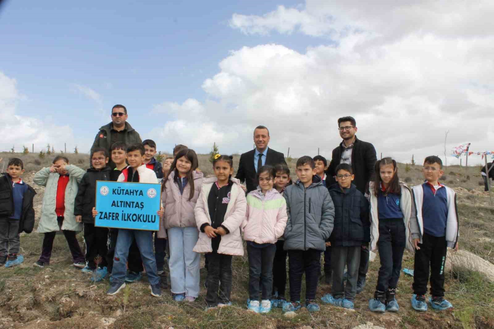Altıntaş’ta ağaç dikme etkinliğinde fidanlar toprakla buluştu
