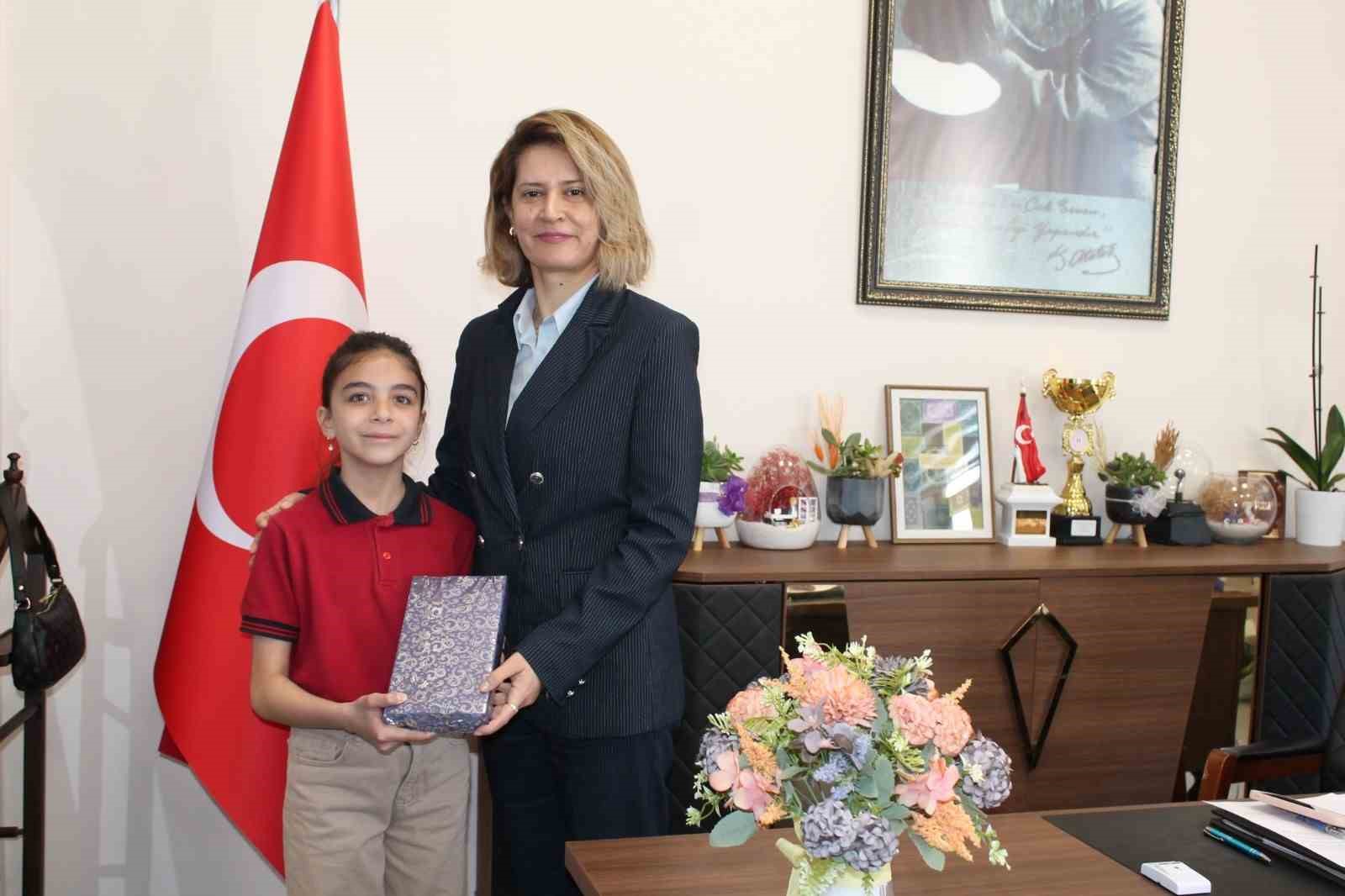 Altıntaş’ta çevreye duyarlı minik öğrenci ödüllendirildi
