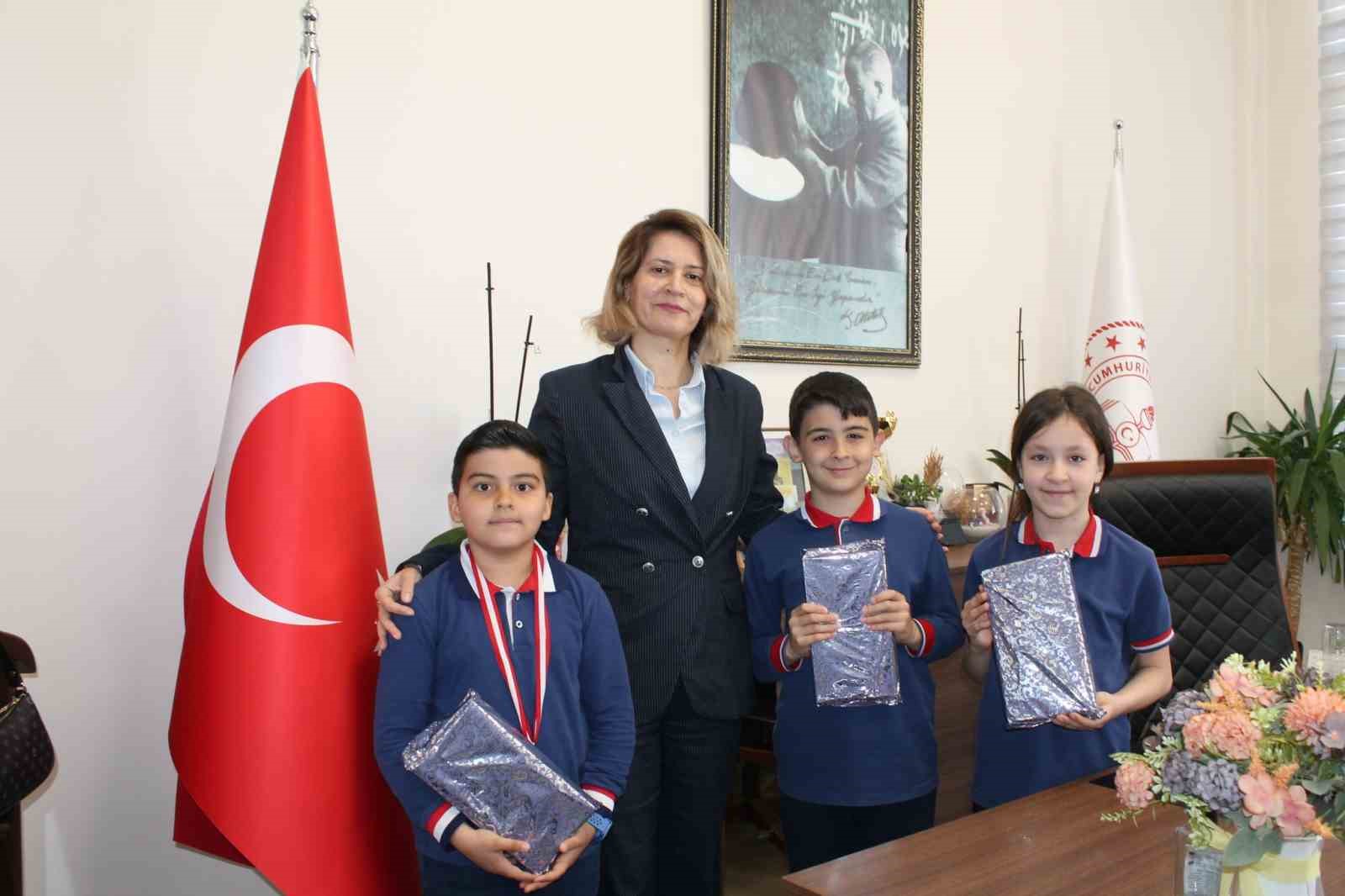 Altıntaş’ta dereceye giren öğrenciler ödüllendirildi
