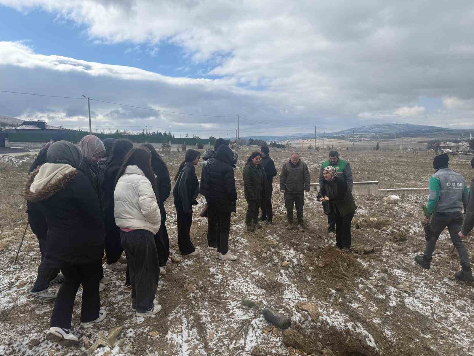 Altıntaş’ta lise öğrencileri fidan dikti
