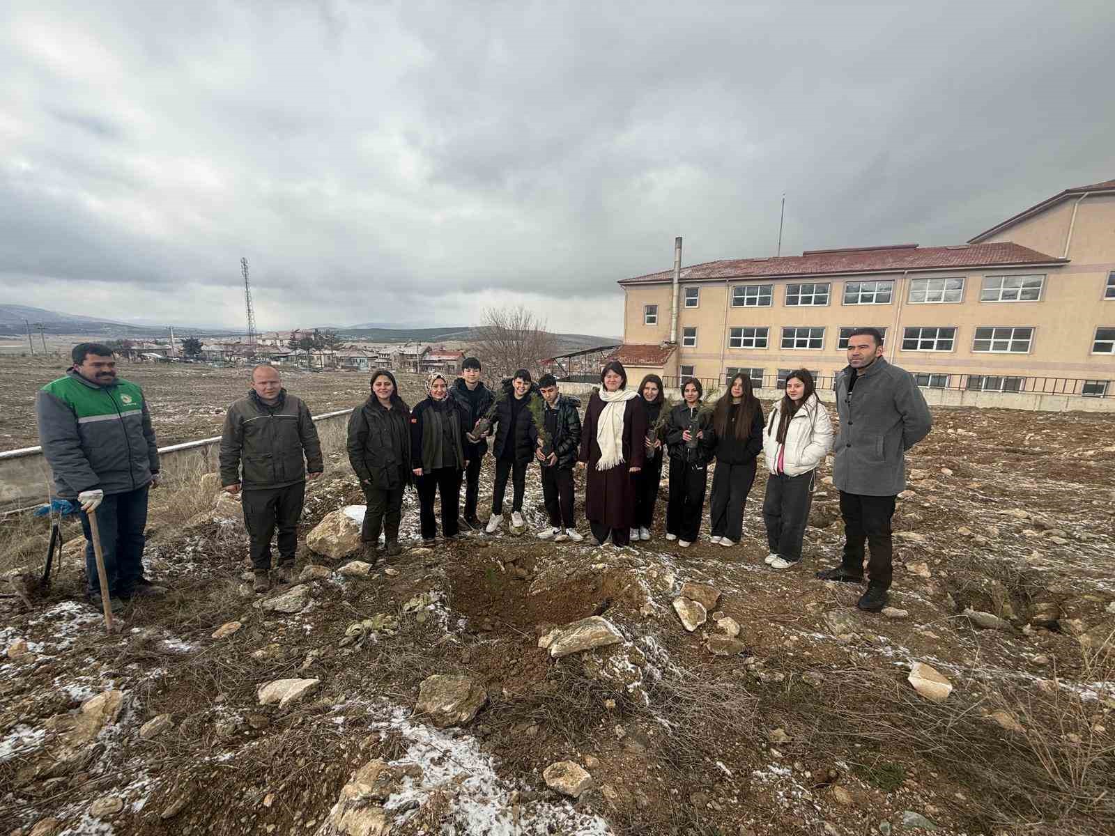 Altıntaş’ta lise öğrencileri fidan dikti
