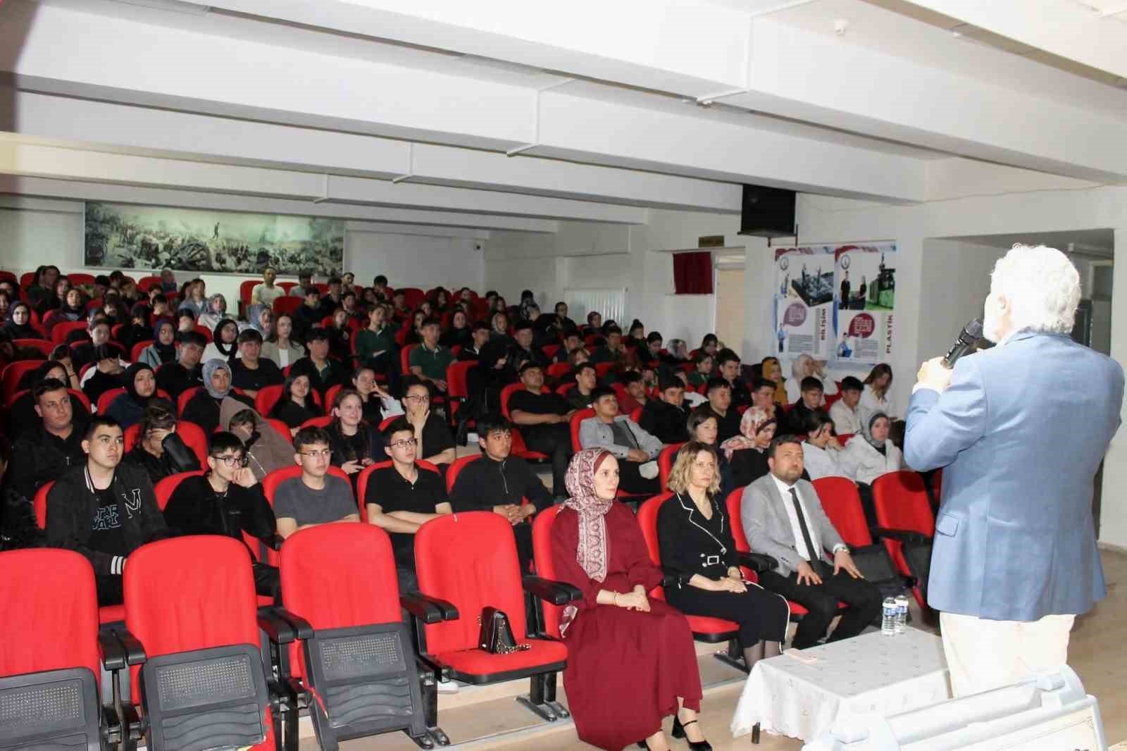 Altıntaş’ta öğrenci ve yazar buluşması
