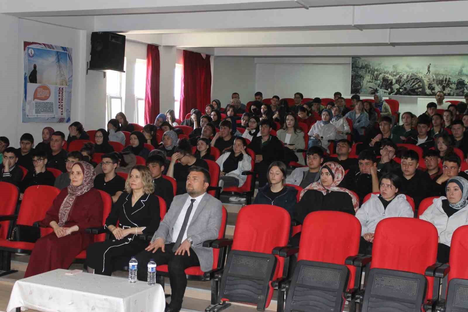 Altıntaş’ta öğrenci ve yazar buluşması
