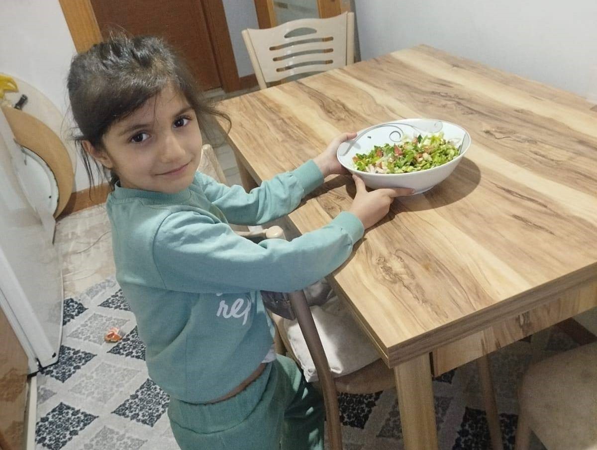 Altıntaş’ta öğrenciler evlerinde aileleriyle birlikte iftar sofrası kurdu
