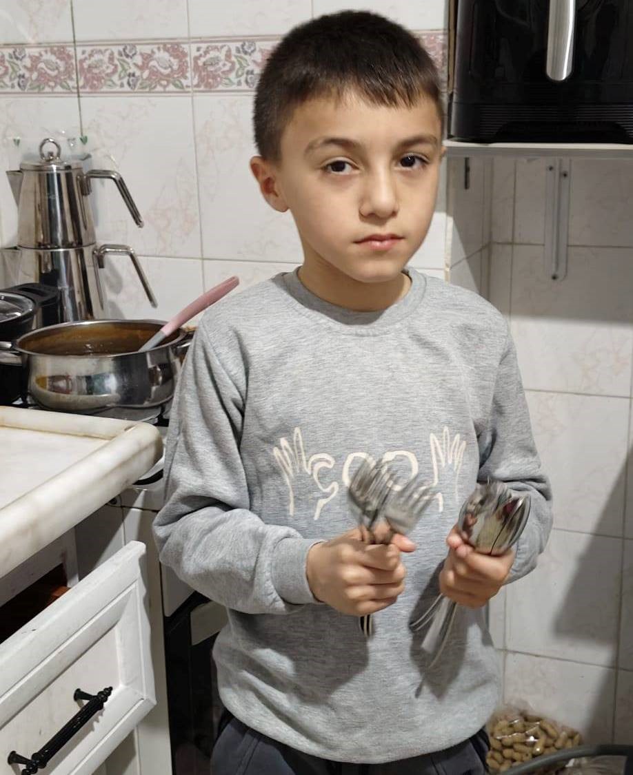 Altıntaş’ta öğrenciler evlerinde aileleriyle birlikte iftar sofrası kurdu
