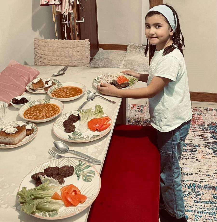 Altıntaş’ta öğrenciler evlerinde aileleriyle birlikte iftar sofrası kurdu
