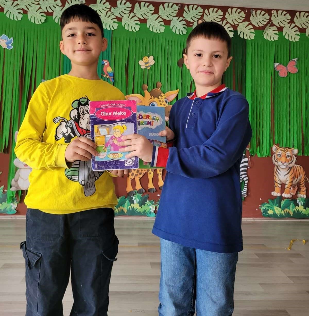 Altıntaş’ta "Okuyan Nesil" projesinde anlamlı etkinlik: Öğrenciler kitap hediyeleşti
