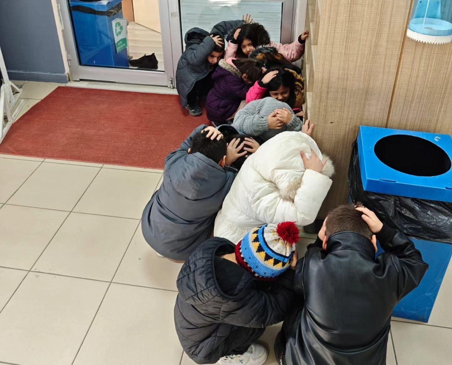 Altıntaş’ta Zafer İlkokulunda deprem tatbikatı
