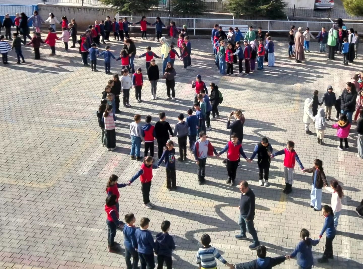 Altıntaş’ta Zafer İlkokulunda deprem tatbikatı
