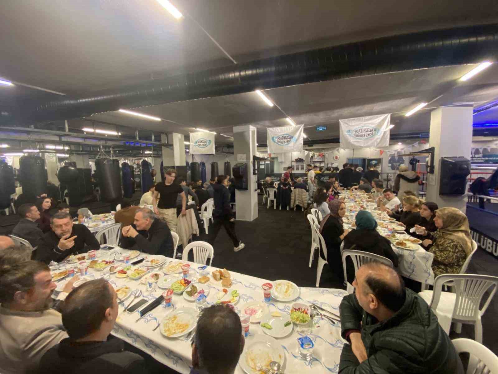 Altunizade Boks Kulübü, geleneksel iftar programında bir araya geldi
