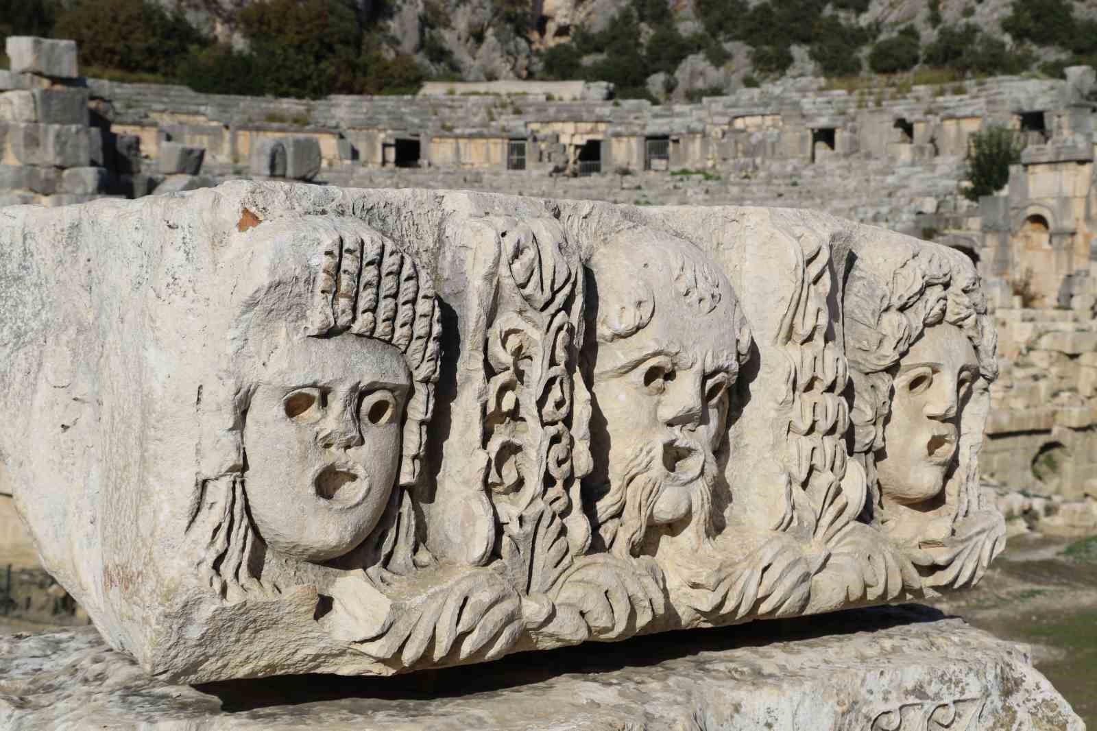 Alüvyonlarla örtülü Anadolu’nun Pompei’si Myra’da kazılar özel mülkiyet sınırlarında ilerliyor
