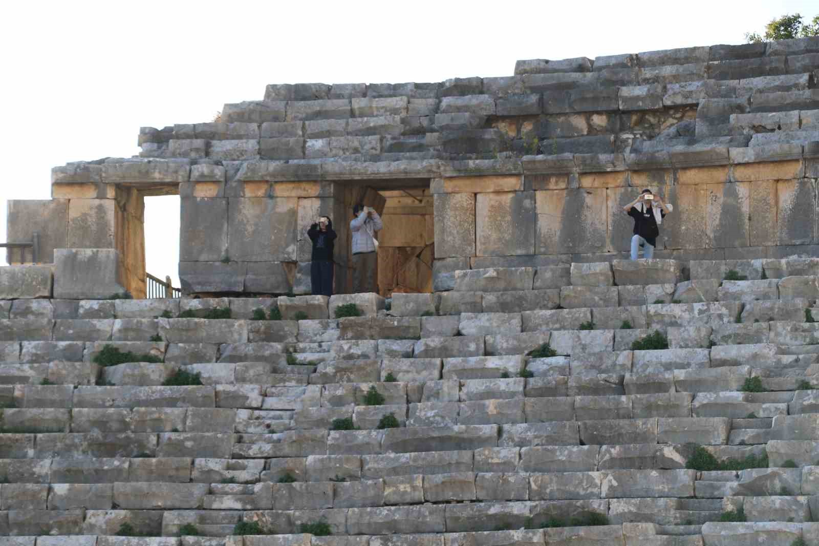 Alüvyonlarla örtülü Anadolu’nun Pompei’si Myra’da kazılar özel mülkiyet sınırlarında ilerliyor
