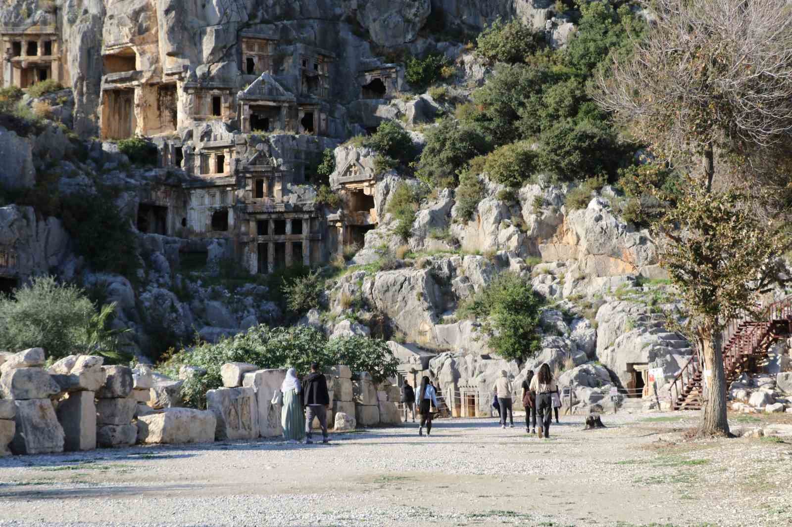 Alüvyonlarla örtülü Anadolu’nun Pompei’si Myra’da kazılar özel mülkiyet sınırlarında ilerliyor
