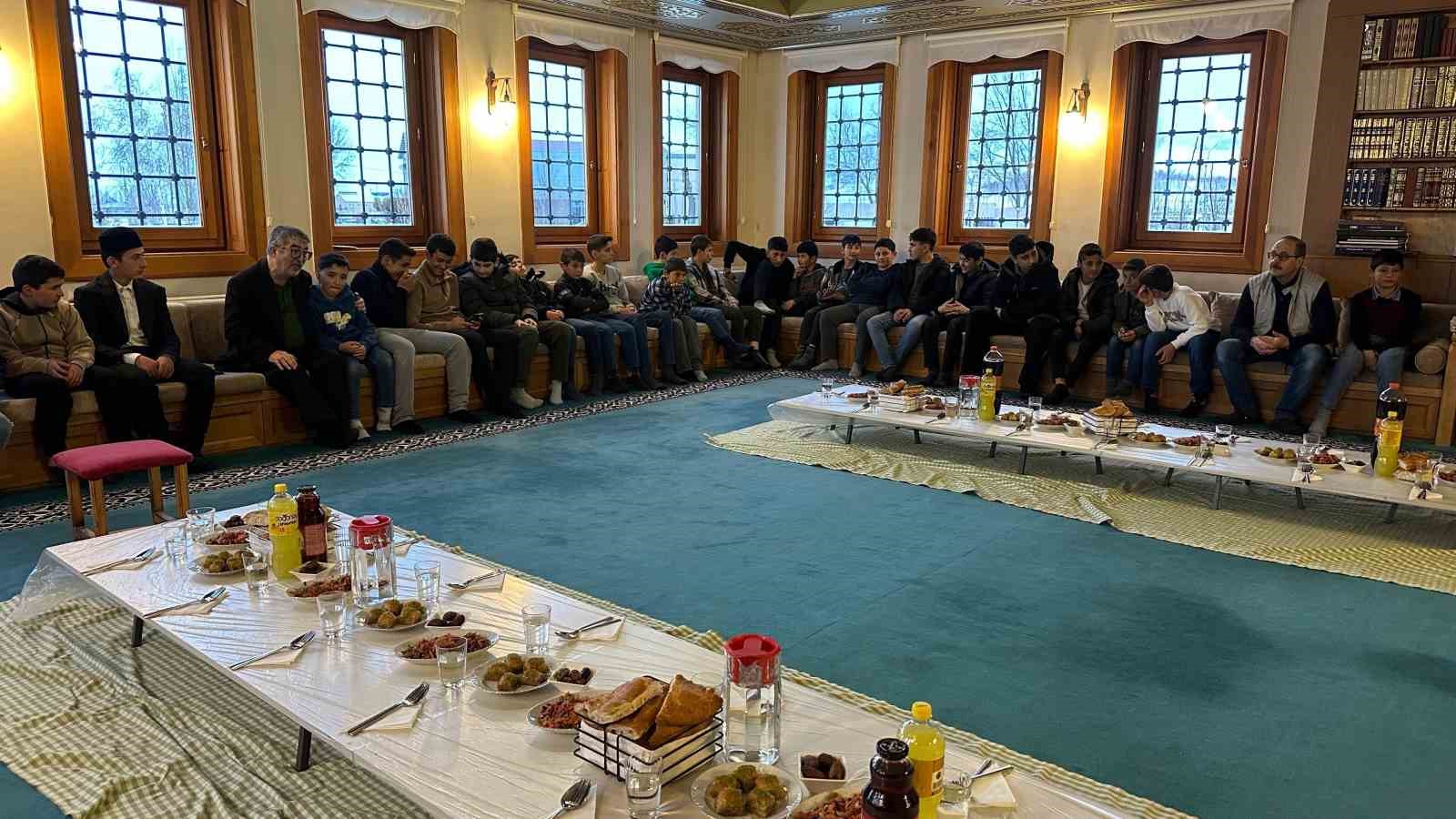 Alvar’da anlamlı iftar yemeği
