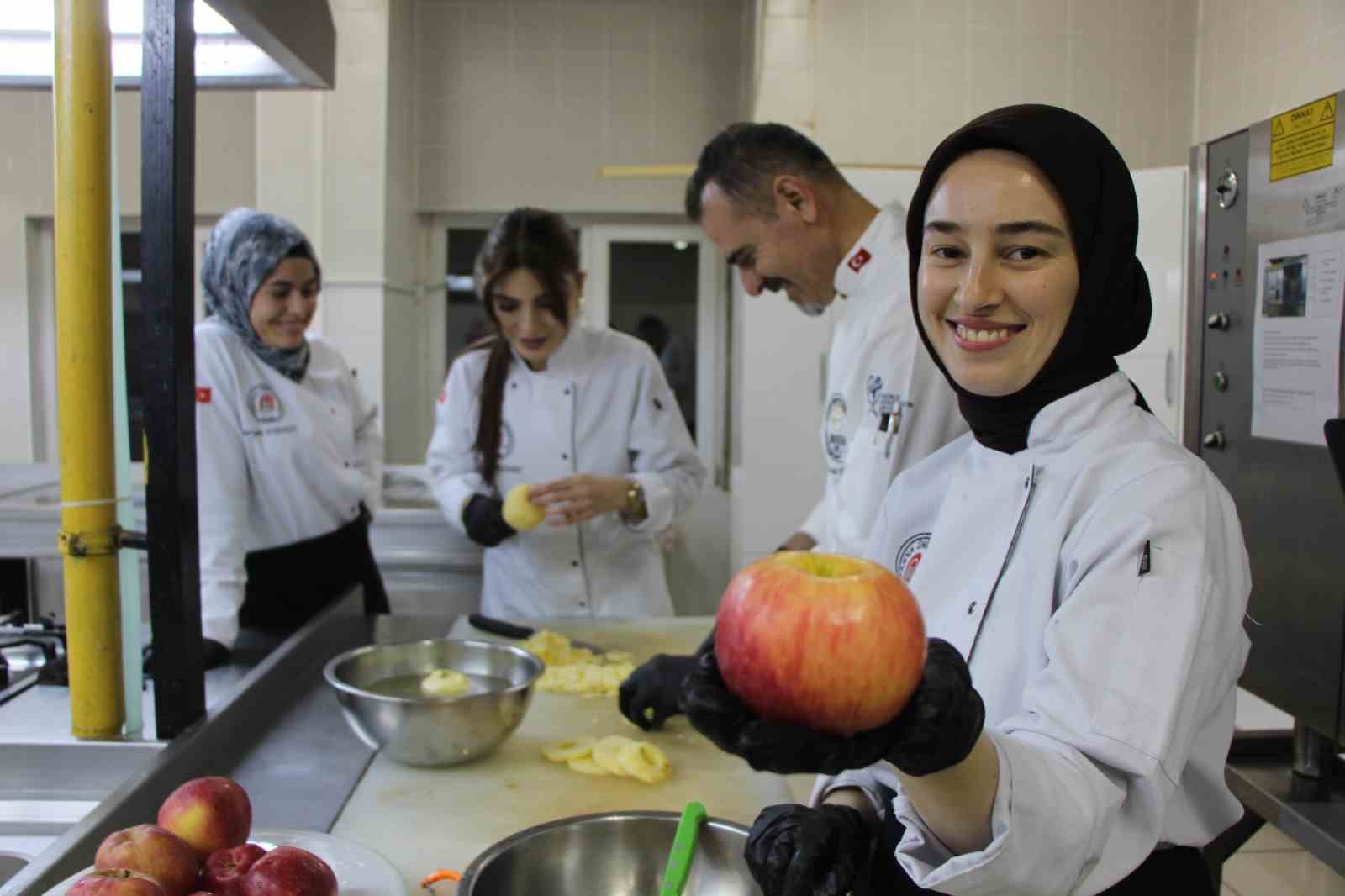 Amasya’da 2 bin yıldır yetiştirilen meyveden yapılan tatlı: Elma tatlısı
