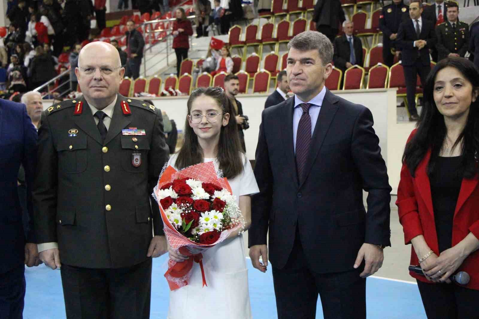 Amasya’da 23 Nisan törenini çocuk sunucu sundu, usta sunucuları aratmadı

