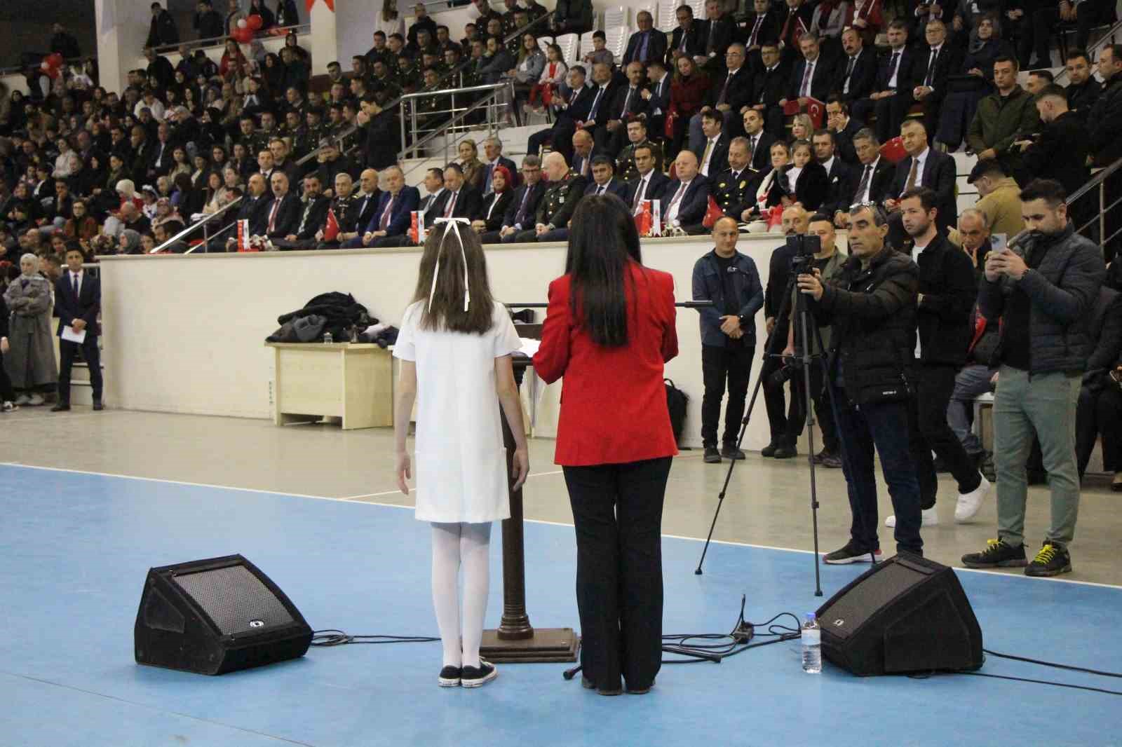 Amasya’da 23 Nisan törenini çocuk sunucu sundu, usta sunucuları aratmadı
