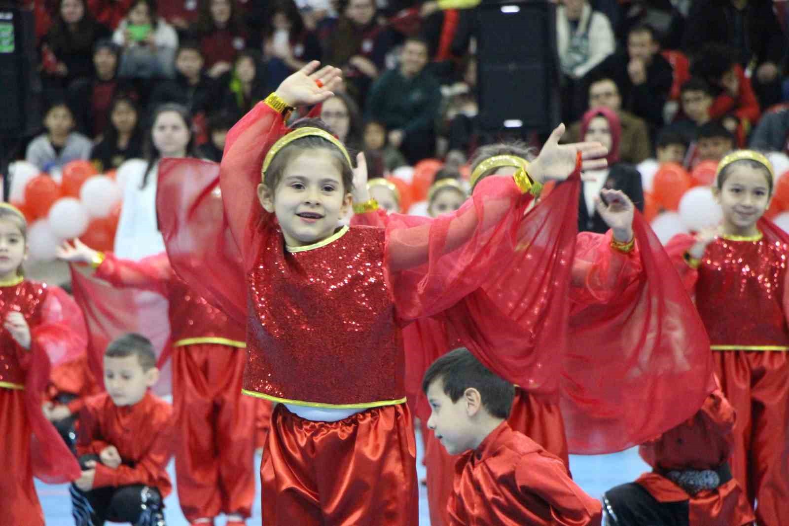 Amasya’da 23 Nisan törenini çocuk sunucu sundu, usta sunucuları aratmadı
