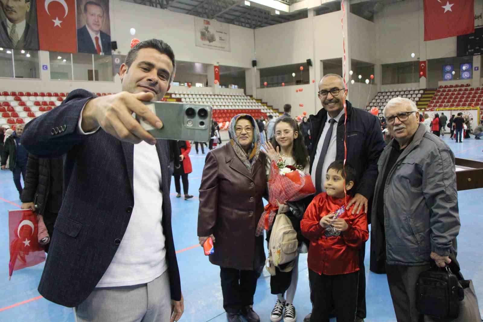 Amasya’da 23 Nisan törenini çocuk sunucu sundu, usta sunucuları aratmadı
