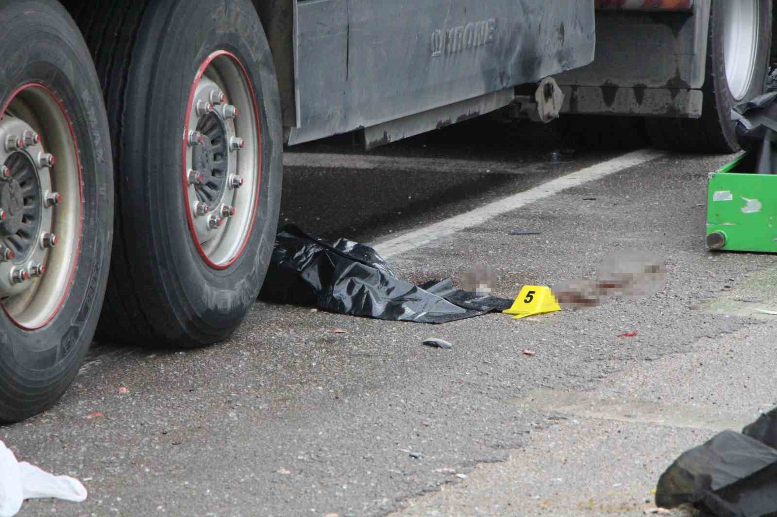 Amasya’da cenaze dönüşü feci kaza kamerada: Otomobilden fırlayan bebek hayatını kaybetti
