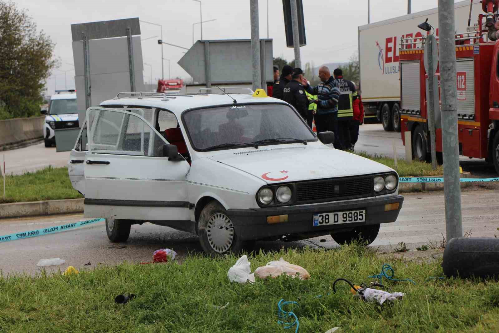 Amasya’da cenaze dönüşü feci kaza kamerada: Otomobilden fırlayan bebek hayatını kaybetti

